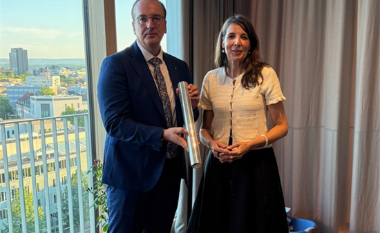 Kai Sternad folgt auf Rebecca Stralendorff als neuer Präsident des Rotary Clubs Pforzheim-Schloßberg